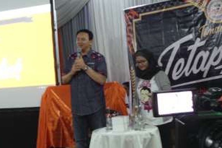 Gubernur DKI Jakarta Basuki Tjahaja Purnama atau Ahok bersama relawan Teman Ahok saat menghadiri acara launching website Teman Ahok, di Graha Pejaten, Jakarta Selatan, Sabtu (1/10/2016).