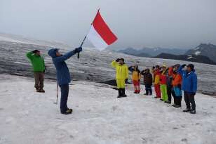 Pengibaran bendera merah putih di Gunung Elbrus, Rusia oleh tim pendaki Fit@Fifty pada Rabu (17/8/2016) pukul 06.00 waktu setempat atau pukul 10.00 WIB. Gunung Elbrus adalah gunung tertinggi di Benua Eropa.