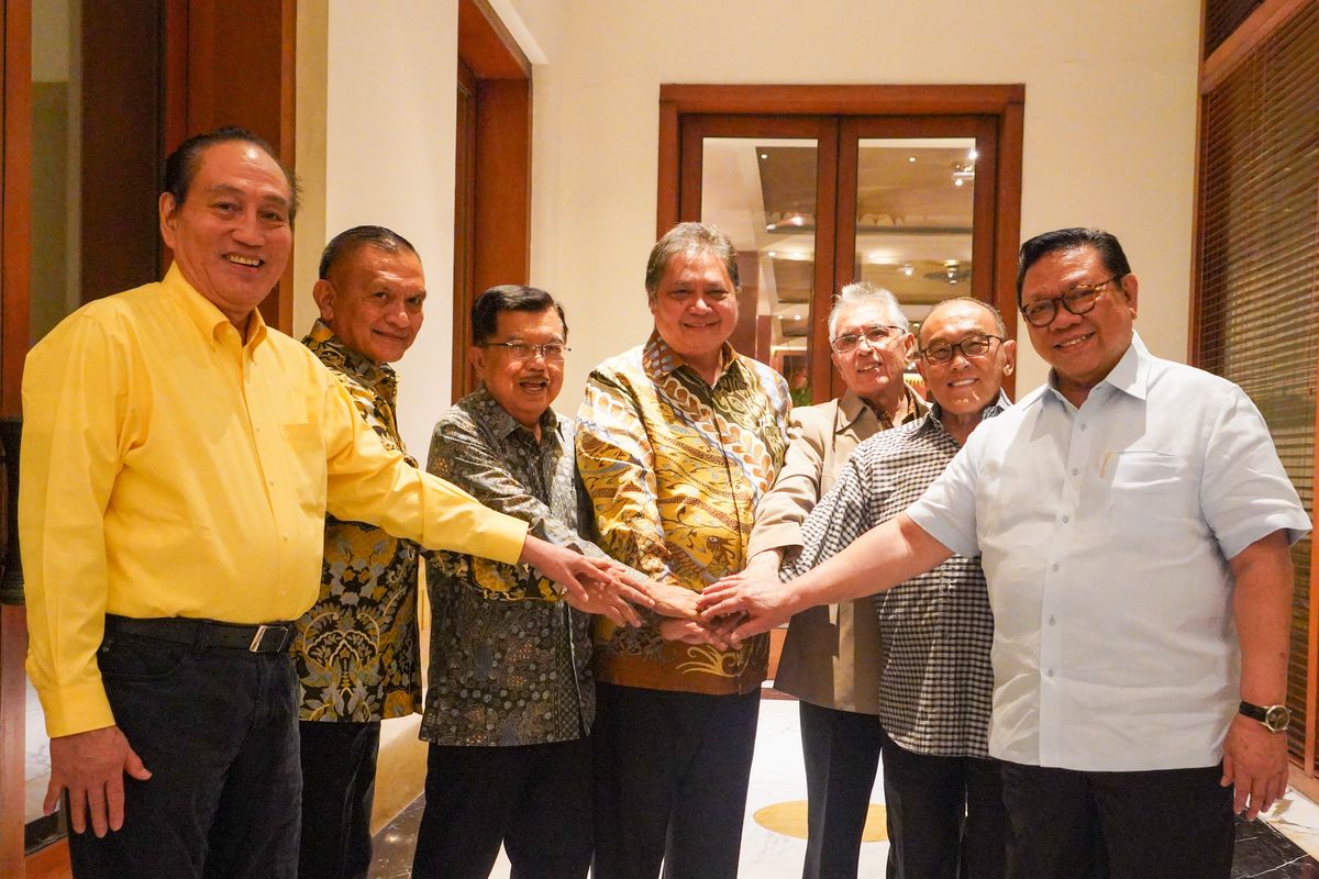 Ketua Umum Partai Golkar Airlangga Hartanto berfoto bersama Jusuf Kalla, Ketua Dewan Pembina Partai Golkar Aburizal Bakrie, Ketua Dewan Pakar Agung Laksono, Ketua Dewan Etik Golkar Muhamad Hatta, dan Theo Sambuaga serta Sekjen DPP Partai Golkar Lodewijk F Paulus dan Iskandar Mandji. Mereka berfoto usai melakukan pertemuan tertutup di Hotel Darmawangsa, Kebayoran Baru, Jakarta Selatan, Jumat (4/8/2023).