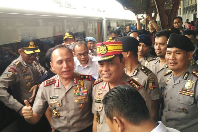 Wakapolri Komjen Syafrudin dan Kapolda Metro Jaya Irjen Mochamad Iriawan saat meninjau Stasiun Senen, Jakarta Pusat, Jumat (23/6/2017).