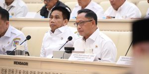 Menteri Dalam Negeri (Mendagri) Muhammad Tito Karnavian  saat menghadiri Rapat Kerja dan Rapat Dengar Pendapat bersama Komisi II DPR RI di Kompleks Parlemen, Senayan, Jakarta, Rabu (3/6/2026).
