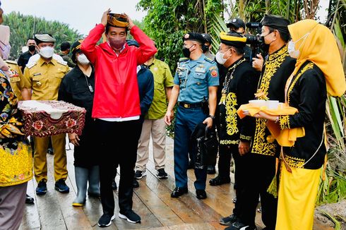 Saat Jokowi Disambut Prosesi Adat Tepung Tawar di Tana Tidung...