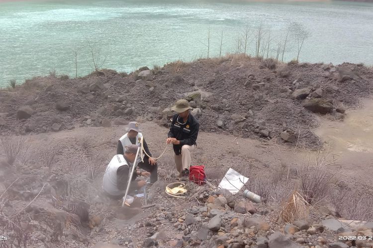 Petugas Pos Pemantauan Gunung Api Kelud saat beraktivitas di sekitaran Kawah Kelud.