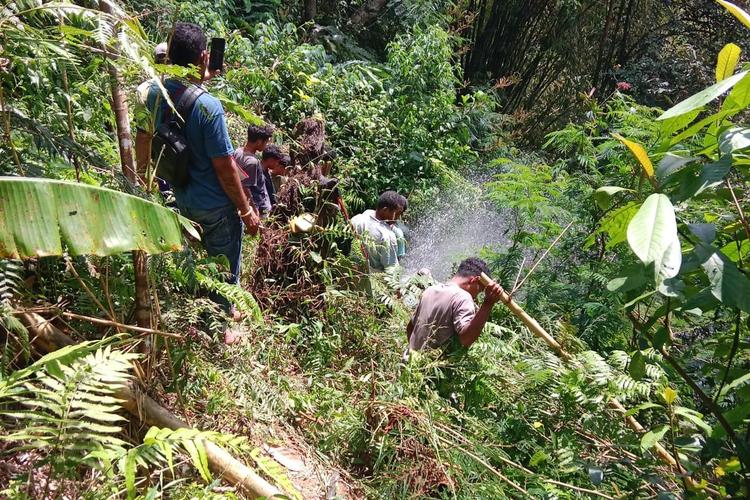Dampak Gempa Nagekeo, Warga Ululoga Swadaya Perbaiki Pipa Air di Tengah Medan Jurang dan Gempa Susulan