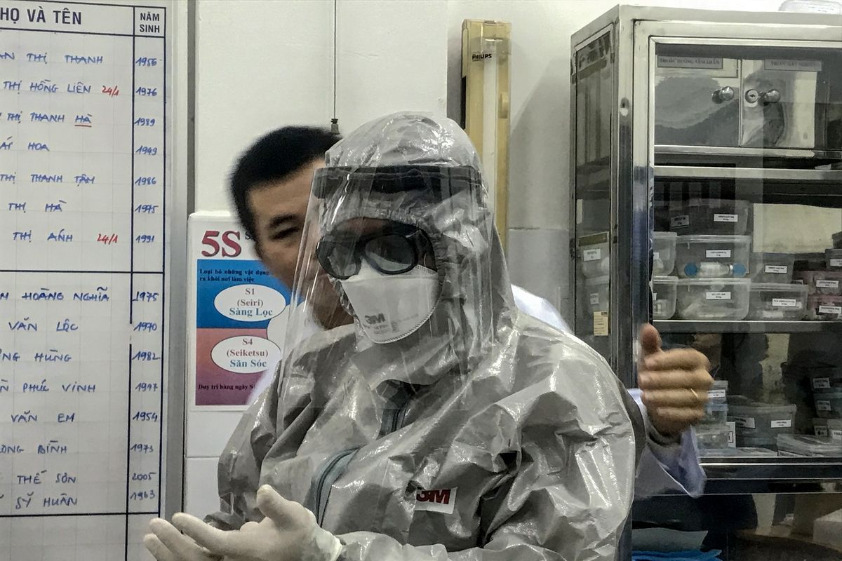 Wakil Menteri Kesehatan Vietnam, Nguyen Truong Son, mengenakan pakaian pelindung sebelum memasuki area isolasi dan mengunjungi dua pasien yang positif terinfeksi virus corona di Rumah Sakit Cho Ray, Ho Chi MInh City, pada 23 Januari 2020.