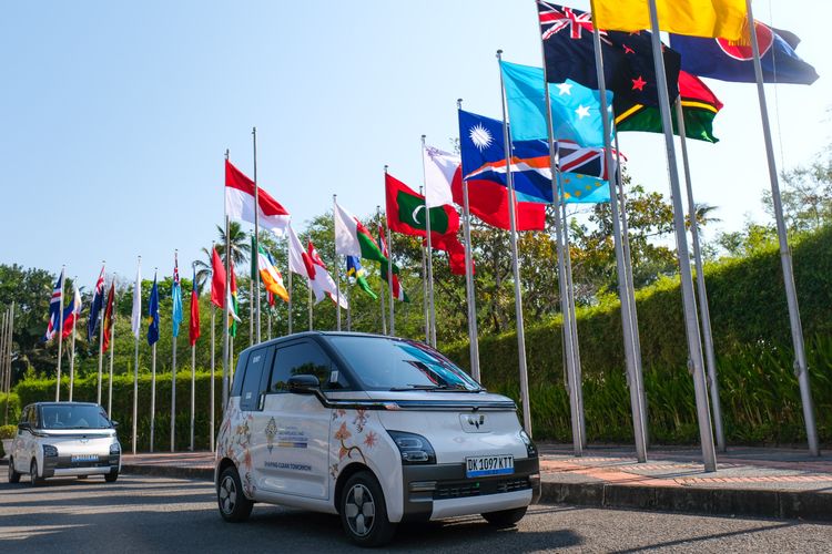 Wuling menugaskan sebanyak 100 unit Air ev untuk mendukung perjalanan para delegasi selama penyelenggaraan KTT AIS Forum 2023.