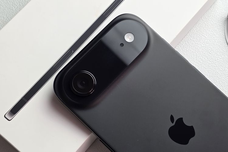 Desain iPhone Air dibuat seperti pil memanjang horizontal untuk menampung satu kamera tunggal beresolusi 48 MP MP (f/1.6, 26 mm) dengan dukungan OIS (Optical Image Stabilization) dan kemampuan pemotretan 24 MP atau 48 MP, memungkinkan hasil foto tajam di berbagai kondisi pencahayaan.