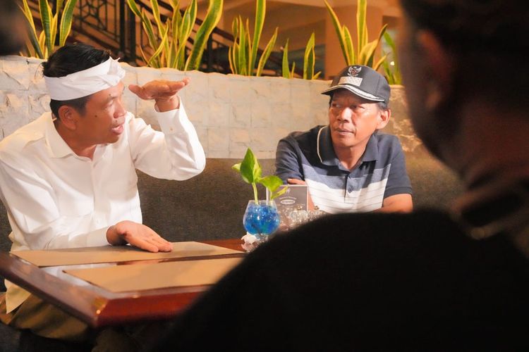 Dedi Mulyadi bertemu Kades Sukabakti, Garut, membahas persoalan 407 warga yang tiba-tiba ditagih utang dengan total miliaran rupiah.