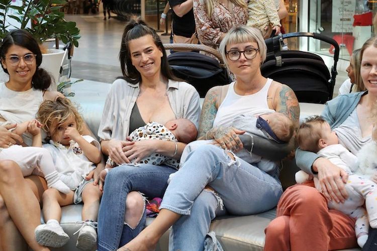 Para ibu ketika menyusui di pusat perbelanjaan di Gold Coast, Australia. Mereka menyusui sebagai unjuk rasa terhadap perlakuan salah satu pegawai mal.