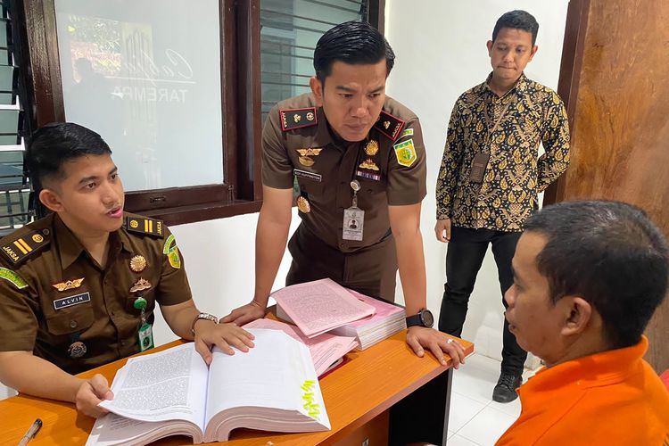 Pelaku tindak cabul dengan korban 8 anak laki-laki di Kabupaten Kepulauan Anambas, Safri saat menjalani pemeriksaan di Kejaksaan.