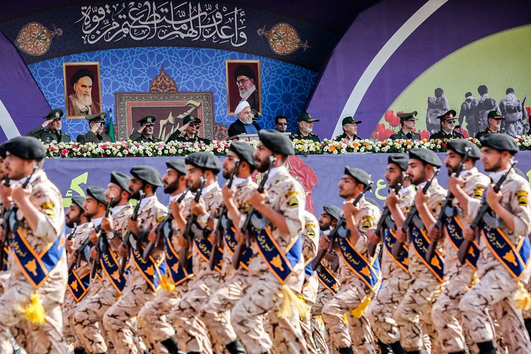 Presiden Iran Hassan Rouhani (tengah) dan pejabat tinggi militer lainnya saat menyaksikan Garda Revolusi Iran (IRGC) baris-berbaris dalam parade tahunan yang menandai pecahnya negara dengan Irak, di Teheran, 22 September 2019.