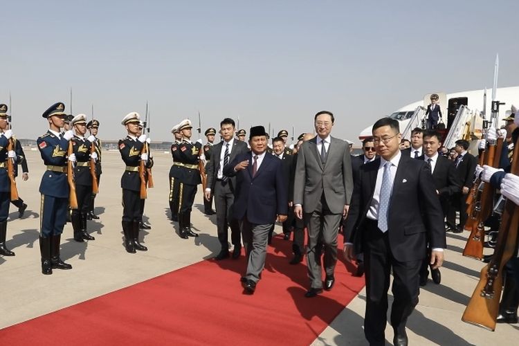 Menteri Pertahanan RI Prabowo Subianto tiba di Beijing, China dalam lawatannya menemui Presiden China XI Jinping, Minggu (31/3/2024).