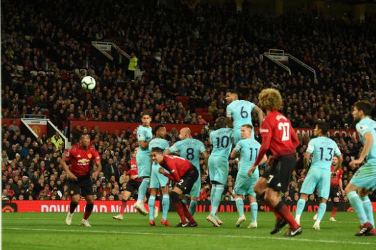 Proses gol pemain Manchester United, Juan Mata, saat melawan Newcastle United dalam laga Liga Inggris 2018-2019 di Stadion Old Trafford, Manchester, Inggris, pada Sabtu (6/10/2018).
