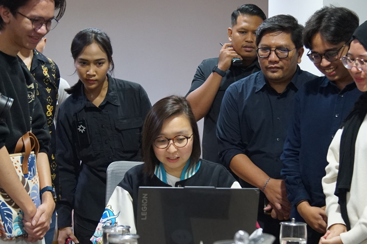 Pemenang Garena Game Jam 3, Tim Lelesasa, memberikan penjelasan terkait game buatan mereka kepada Wakil Menteri Ekonomi Kreatif RI Irene Umar. 