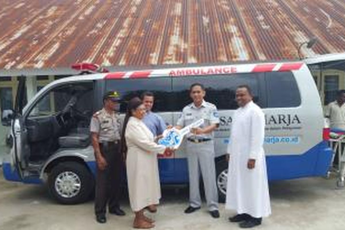 Jasa Raharja Cabang Maluku memberikan bantuan satu unit mobil ambulans kepada Rumah Sakit Hative, Kamis 929/10/2015) 
