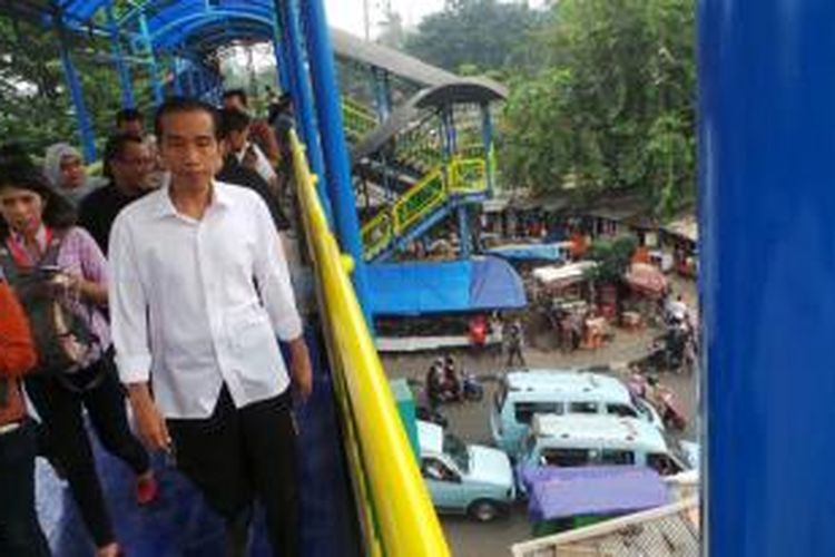 Gubernur DKI Jakarta Joko Widodo mengunjungi Blok G pasar Tanah Abang, Jakarta Pusat, Selasa (6/8/2013) siang. 