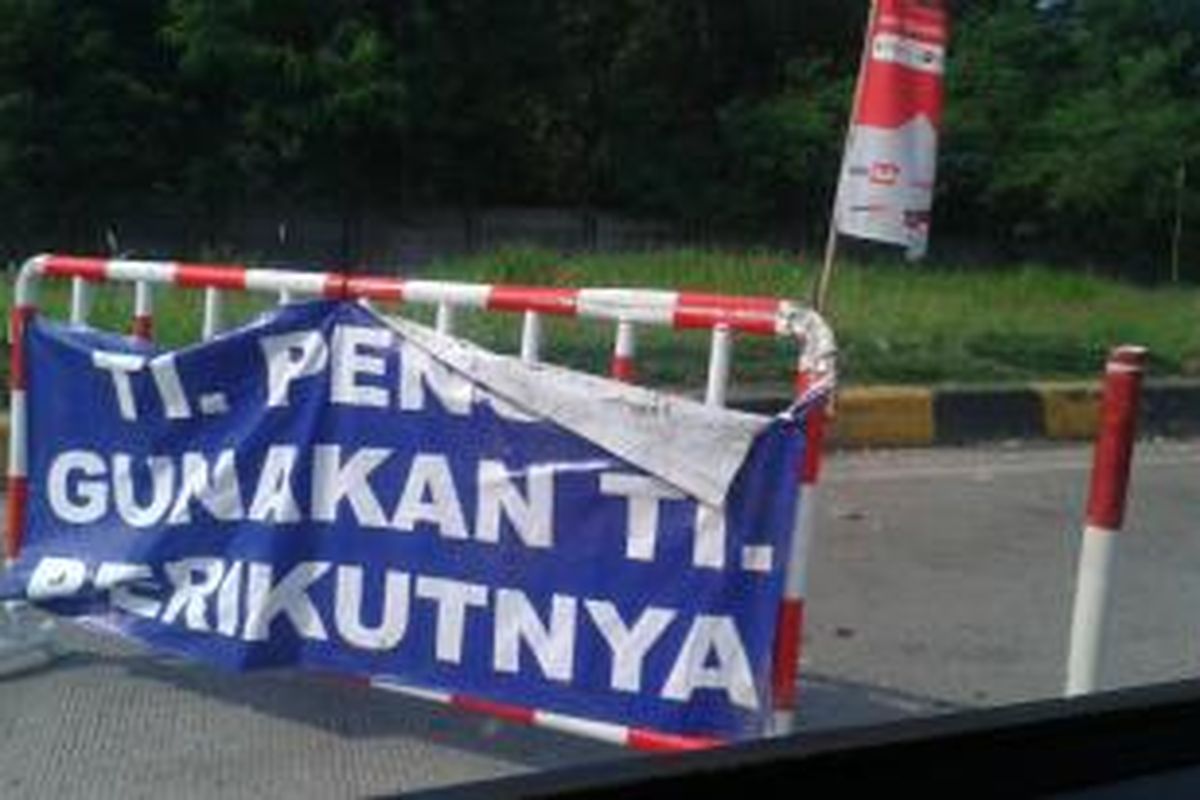 Kepadatan tol Jakarta-Cikampek berimbas pada penuhnya rest area di sepanjang tol tersebut, Selasa (29/7/2014). Sejumlah rest area bahkan penuh sehingga pengendara diminta berhenti di tempat istirahat berikutnya.