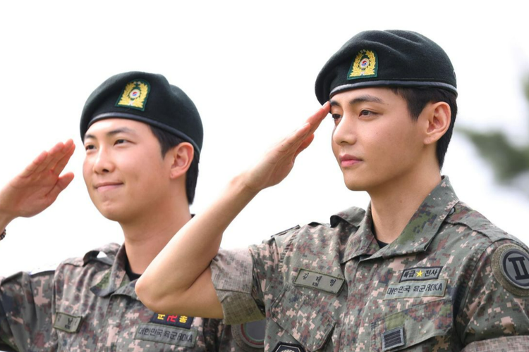 Sapa Penggemar, V dan RM BTS Selesai Jalani Wajib Militer