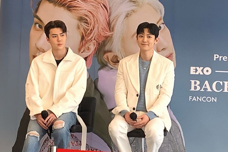 Sehun dan Chanyeol EXO atau SeChan dalam jumpa pers bersama awak media sebelum fancon EXO-SC Back to Back in Jakarta digelar pada Sabtu (4/2/2023) malam di Beach Internasional Stadium.