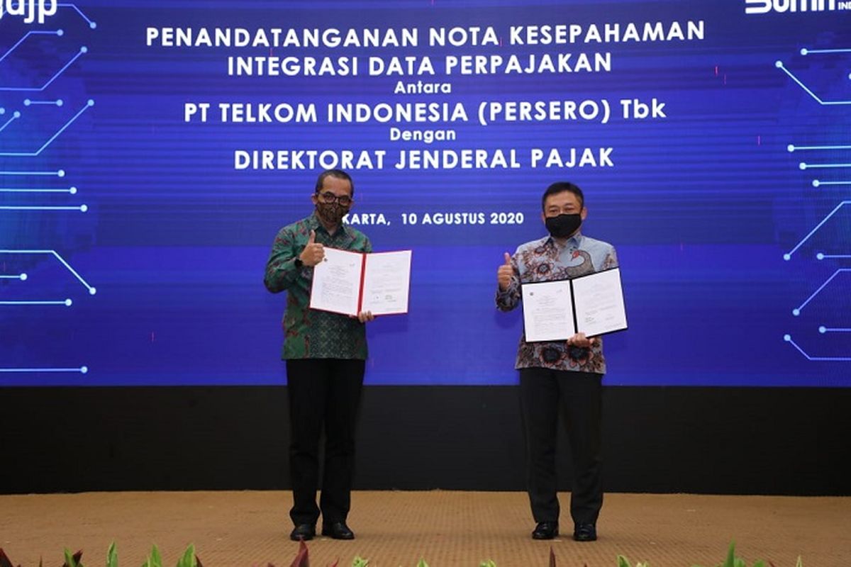 Direktur Jenderal Pajak Suryo Utomo (kiri) dan Direktur Utama Telkom Ririek Adriansyah (kanan), usai menandatangani Nota Kesepahaman Integrasi Data Perpajakan antara Telkom Indonesia dan Direktorat Jenderal Pajak, di Jakarta, Senin (10/8/2020). Penandatanganan Nota Kesepahaman ini merupakan kelanjutan program Integrasi Data Perpajakan yang telah diimplementasikan melalui e-Faktur host-to-host sejak Sabtu (1/12/2018).