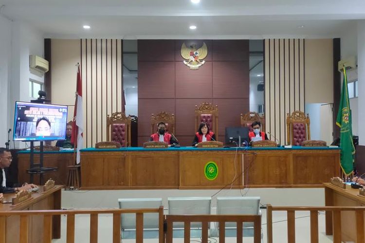Sidang pembacaan putusan kasus korupsi dana nakes Covid-19 di Pengadilan Negeri Tipikor Tanjungpinang, Selasa (12/7/2022).