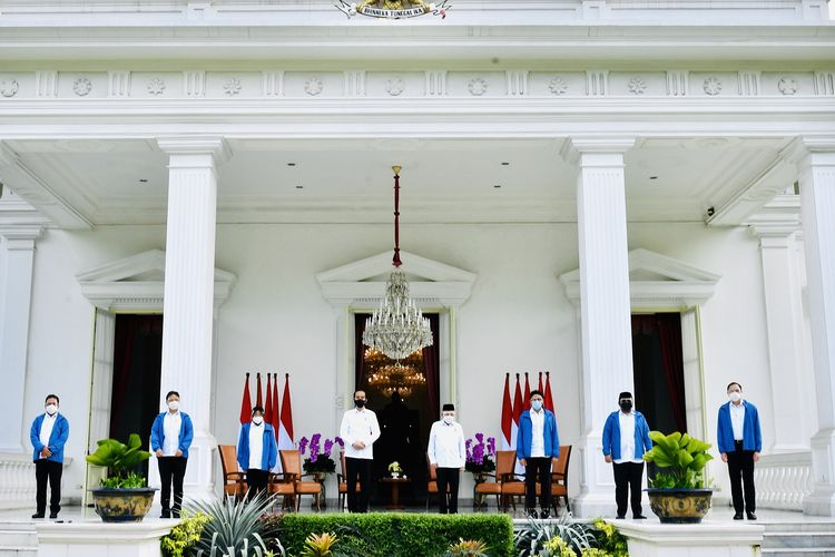 Presiden Joko Widodo (keempat dari kiri) didampingi Wapres Maruf Amin (keempat dari kanan) berfoto bersama dengan enam menteri baru di Kabinet Indonesia Maju Jilid 2 usai diumumkan di Istana Merdeka, Jakarta, Selasa (22/12/2020). Keenam orang calon menteri hasil kocok ulang (reshuffle) tersebut antara lain Tri Rismaharini sebagai Menteri Sosial, Sakti Wahyu Trenggono sebagai Menteri Kelautan dan Perikanan, Yaqut Cholil Qoumas sebagai Menteri Agama, Budi Gunadi Sadikin sebagai Menteri Kesehatan, Sandiaga Salahudin Uno sebagai Menteri Pariwisata dan Ekonomi Kreatif serta M Lutfi sebagai Menteri Perdagangan. 