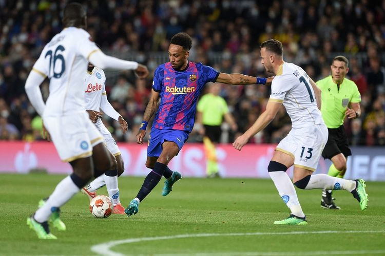 Penyerang Barcelona Pierre-Emerick Aubameyang mencoba melalui hadangan bek Napoli Amir Rrahmani (kanan) dalam laga play-off fase gugur Liga Europa musim 2021-2022 di Stadion Camp Nou, Jumat (18/2/2022) dini hari WIB.