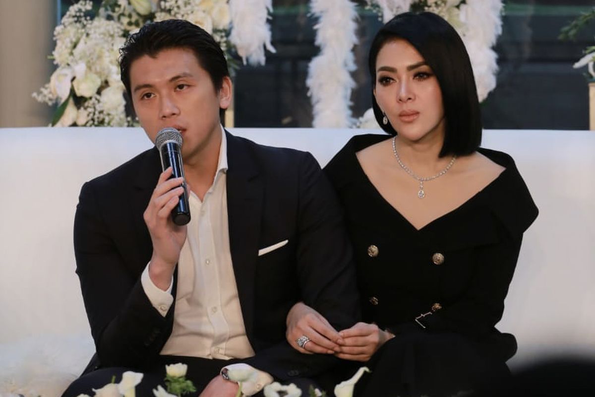 Penyanyi Syahrini bersama suaminya, pengusaha Reino Barack dalam jumpa pers di Penthouse Grand Hyatt Hotel, Tanah Abang, Jakarta Pusat, Minggu (10/3/2019).