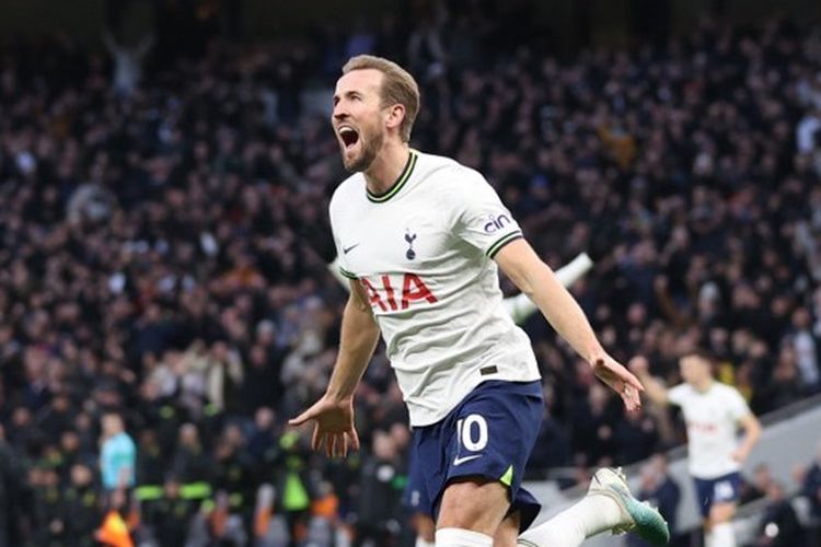 Striker asal Inggris, Harry Kane, saat berselebrasi usai mencetak gol buat Tottenham dalam laga kontra Man City pada pekan ke-22 Liga Inggris di Stadion Tottenham Hotspur, Minggu (5/2/2023). Harry Kane berada di posisi teratas daftar calon pengganti Karim Benzema sebagai ujung tombak baru Real Madrid.