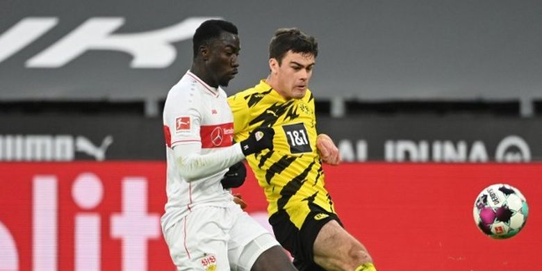 Aksi Giovanni Reyna dalam laga Borussia Dortmund vs VfB Stuttgart pada pekan ke-11 Bundesliga Jerman 2020-2021 yang digelar di Stadion Signal Iduna Park, Sabtu (12/12/2020) malam WIB.