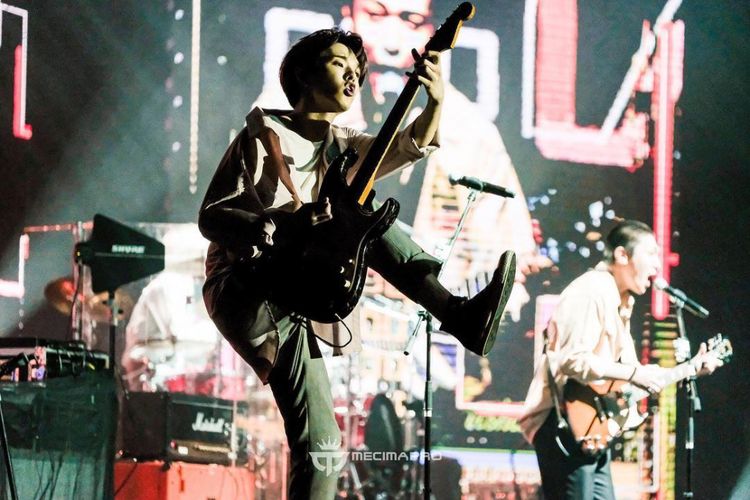 Gitaris dan vokalis grup band asal Korea DAY6, Jae, dalam tur konser YOUTH di The Kasablanka Hall, Jakarta Selata, Sabtu (8/12/2018) malam.