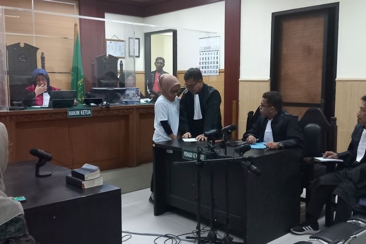 Terdakwa Rihani saat berdiskusi demgan kuasa hukumnya usai majelis hakim memvonis terdakwa dengan hukuman tiga tahun penjara dalam sidang putusan perkara penipuan preorder iPhone di Pengadilan Negeri Tangerang, Senin (4/12/2023) malam.