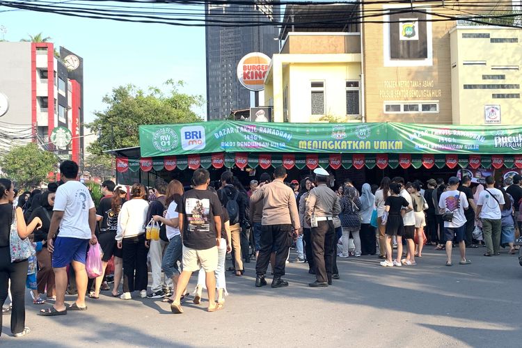 Takjil hunting queue at the Ramadhan Benhil takjil bazaar was seen around 15:45 WIB on the first day of fasting, Saturday (1/3/2025), when Kompas.com arrived at the location.