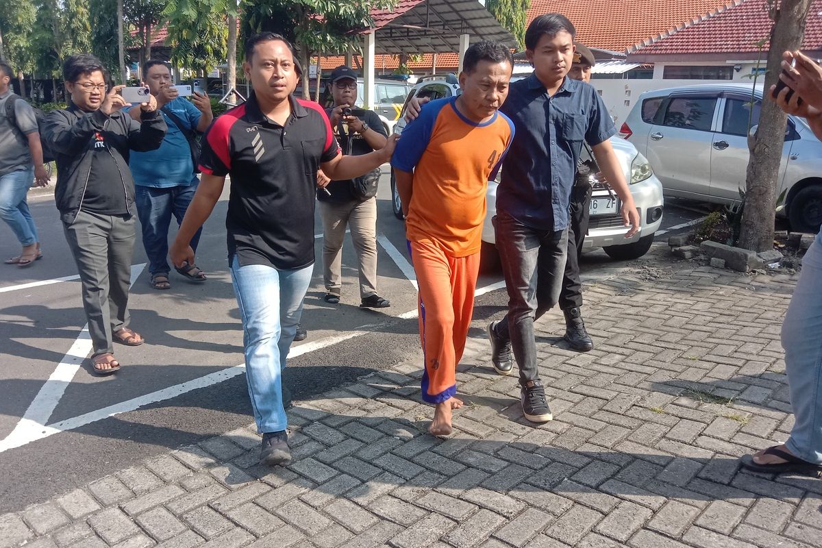 Pelaku yang membawa kabur mobil pelanggan rumah makan dengan modus merapikan parkir, saat digelandang di Mapolres Jombang, Jawa Timur, Sabtu (12/4/2025).