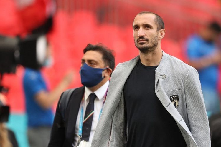 Bek TImnas Italia Giorgio Chiellini memeriksa lapangan jelang laga babak 16 besar Euro 2020 kontra Austria di Stadion Wembley, London, pada 26 Juni 2021.