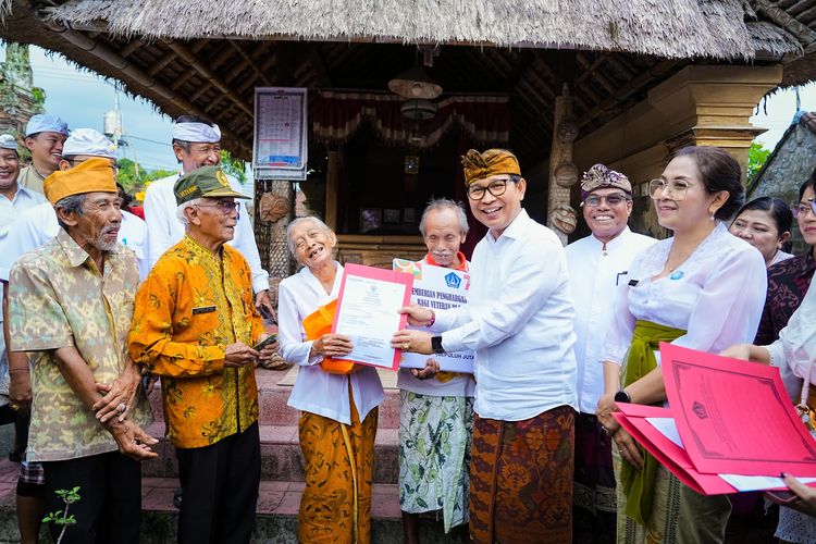 Pemkab Badung memberikan penghargaan kepada para veteran RI atas jasa dan pengabdian mereka dalam perjuangan serta penguatan nilai-nilai kebangsaan.