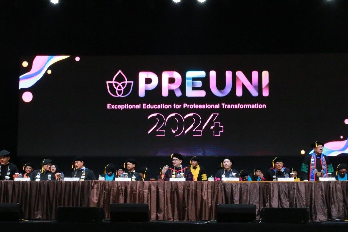 Sidang Senat Terbuka Presuniv menyambut kedatangan mahasiswa baru angkatan tahun 2024 di Presuniv Convention Center, Kota Jababeka, Cikarang (29/8/2024).