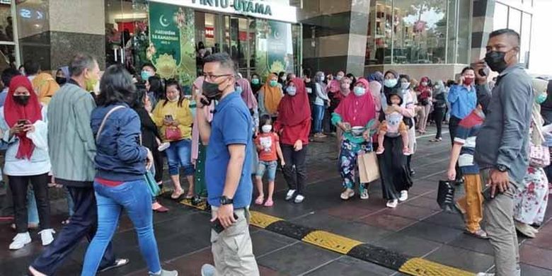 Ribuan pengunjung Mall Royal Plaza Surabaya, Jalan Ahmad Yani, Kecamatan Wonokromo, Kota Surabaya, bergegas keluar dari pintu utama, Sabtu siang (10/4/2021). Mereka merasakan guncangan gempa dari dalam ruangan efek gempa di Malang terasa di Surabaya.