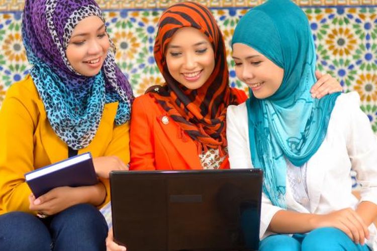 Teknis pelaksanaan kuliah online dilakukan dengan menyediakan materi perkuliahan dengan cara diunggah ke dalam satu website. Di situs itu semua mahasiswa berhak mengunduh materi bahan kuliah. 