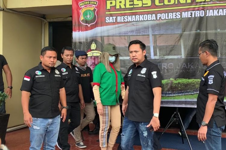 Lucinta Luna saat konferensi pers di Polres Metro Jakbar, Rabu (12/2/2020).