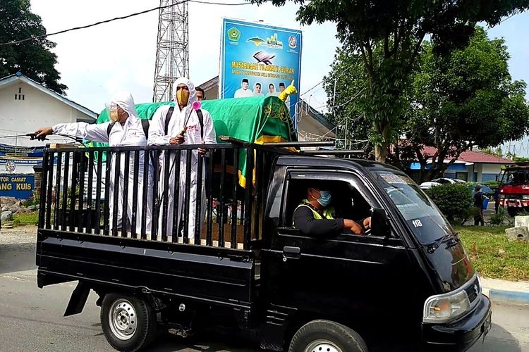 Keranda mayat ini dinaikkan ke atas mobil pikap dan dibawa keliling 11 desa di Kecamatan Batang Kuis, Deli Serdang untuk sosialisasi pencegahan penularan Covid-19.