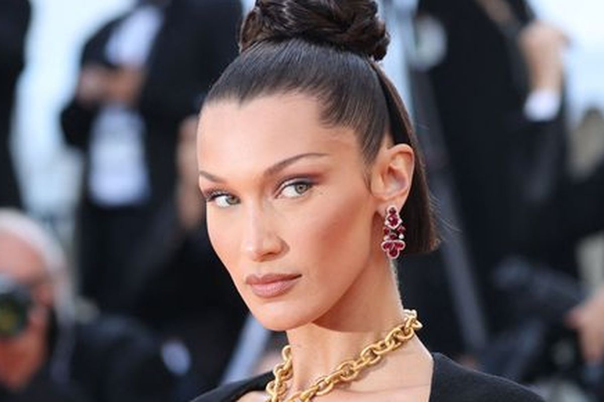 Bella Hadid berpose di atas karpet merah Festival Film Cannes.