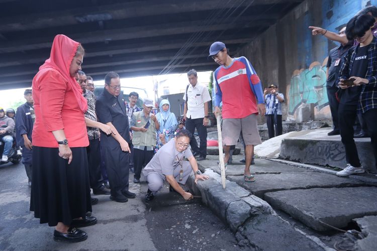 Wali Kota Semarang Hevearita Gunaryanti Rahayu saat mengecek beberapa aliran air yang diharapkan bisa mengendalikan banjir di Kota Semarang, Selasa (2/1/2024).


