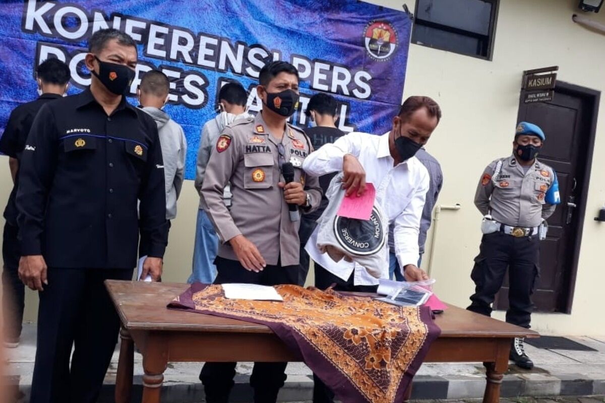 Polisi Menunjukkan Barang Bukti Kasus Pencurian dengan Kekerasan di Kapanewon Jetis, Bantul di Mapolsek Jetis Senin (17/1/2022)