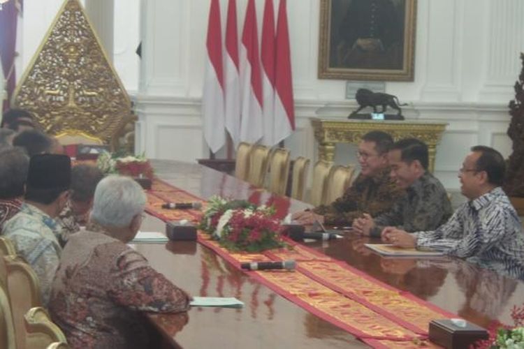 Presiden Joko Widodo menerima panitia seleksi Badan Pengelola Keuangan Haji Indonesia di Istana Merdeka, Senin (13/3/2017).