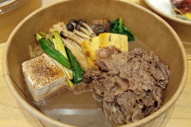 Sajian Wagyu Sukiyaki, salah satu menu favorit di Hotaru Deli.