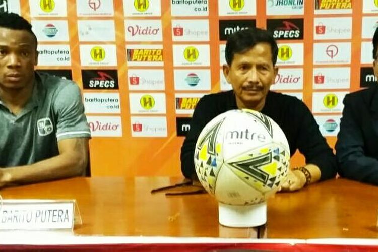 Pelatih Barito Putera, Djadjang Nurdjaman (tengah), dalam jumpa pers setelah timnya menang 1-0 atas Borneo FC dalam lanjutan Liga 1 2019 di Stadion Demang Lehman, Martapura, Kamis (31/10/2019) malam.