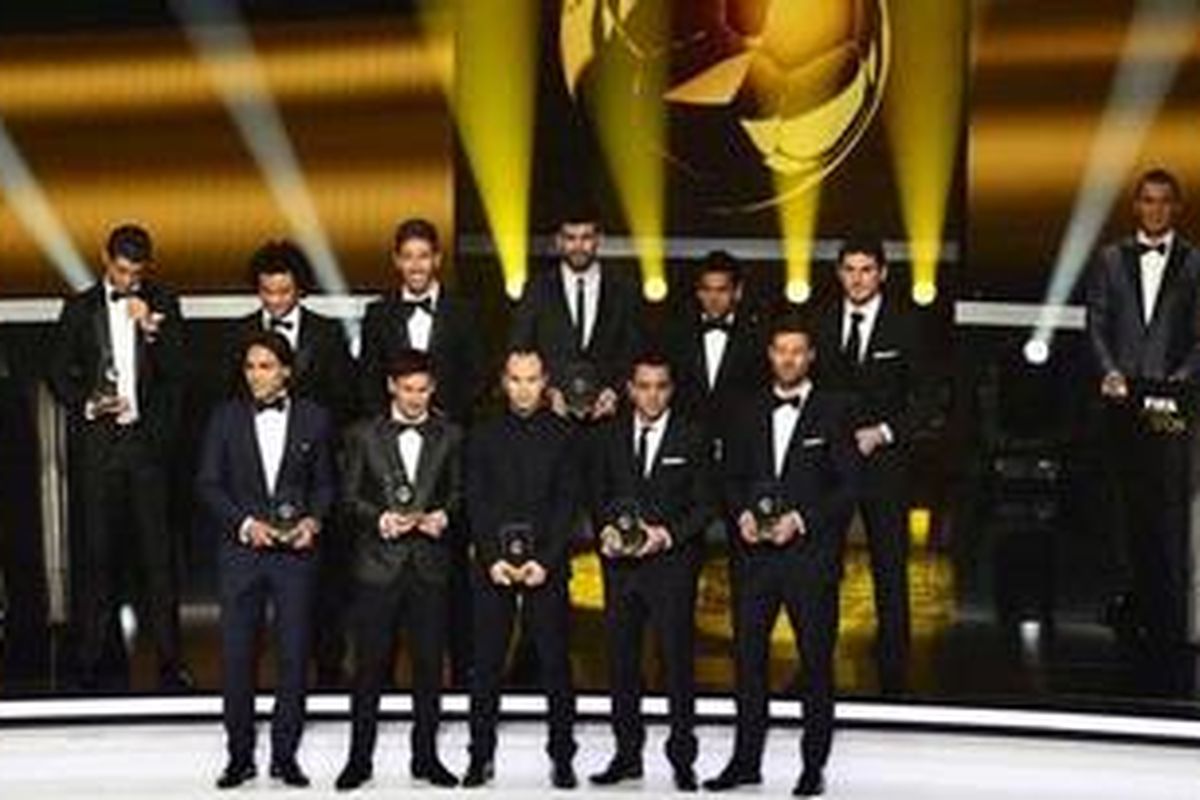 Tim Terbaik FIFA - FIFPro 2012: (Atas kiri ke kanan)  Cristiano Ronaldo,  Marcelo,  Sergio Ramos,  Gerard Pique,  Dani Alves,  Iker Casillas (bawah kiri ke kanan) Radamel Falcao,  Lionel Messi,  Andres Iniesta,  Xavi Hernandez, dan  Xabi Alonso.