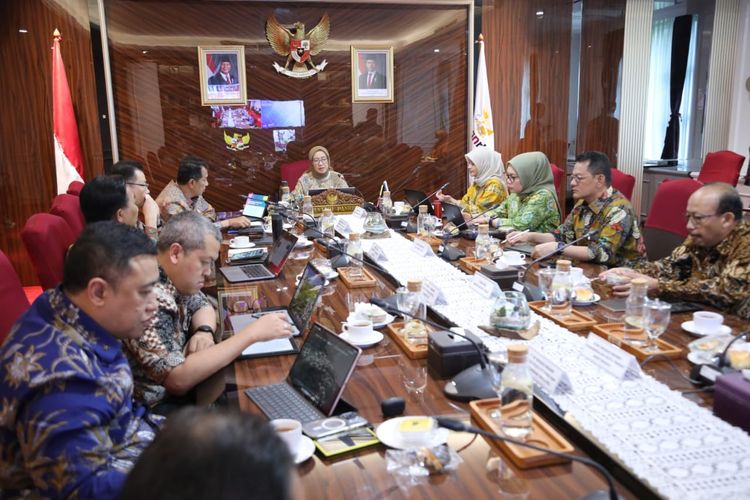 Menteri Pendayagunaan Aparatur Negara dan Reformasi Birokrasi (Menpan RB) Rini Widyantini dalam sebuah rapat.