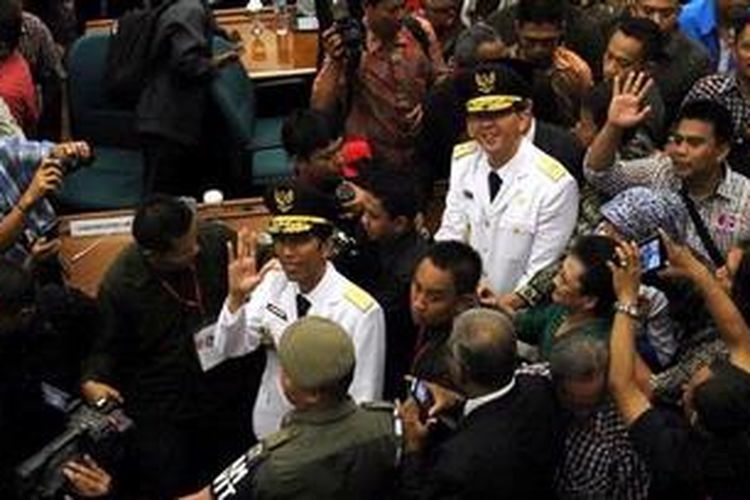 Gubernur DKI Jakarta, Joko Widodo (Jokowi) dan Wakil Gubernur DKI Jakarta, Basuki Tjahja Purnama (Ahok), berjalan usai pelantikan pada rapat paripurna istimewa DPRD DKI Jakarta, Senin (15/10/2012). Jokowi dan Ahok menjabat sebagai gubernur dan wakil gubernur DKI Jakarta untuk periode 2012-2017. 